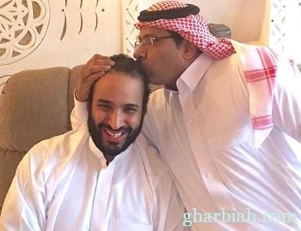 تقبيل أحد الإعلاميين " لمحمد بن سلمان" إعجاباً  له وتسمينها بــ"قبلة الحزم"