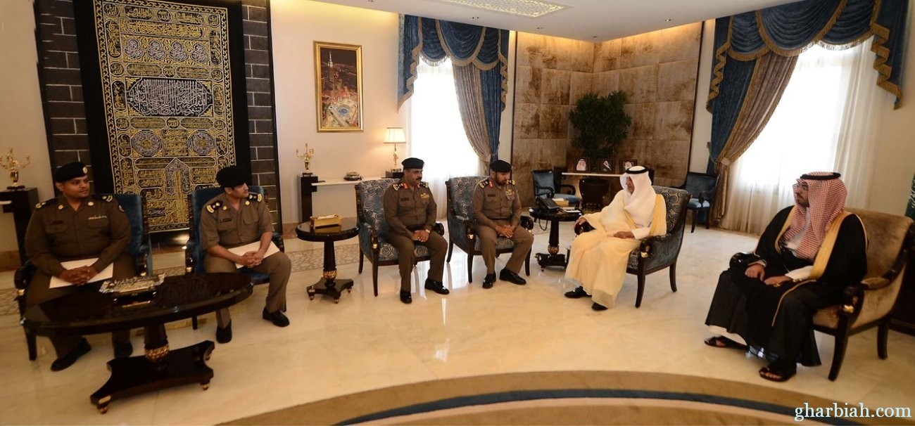 الأمير خالد الفيصل يكرم عدداً من أفراد وضباط شرطة المنطقة