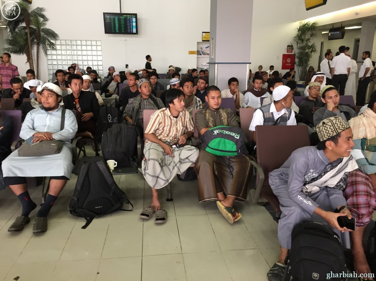 إجلاء رعايا إندونيسيون عبر منفذ الطوال "نقدر للمملكة حسن الإستقبال والرعاية"