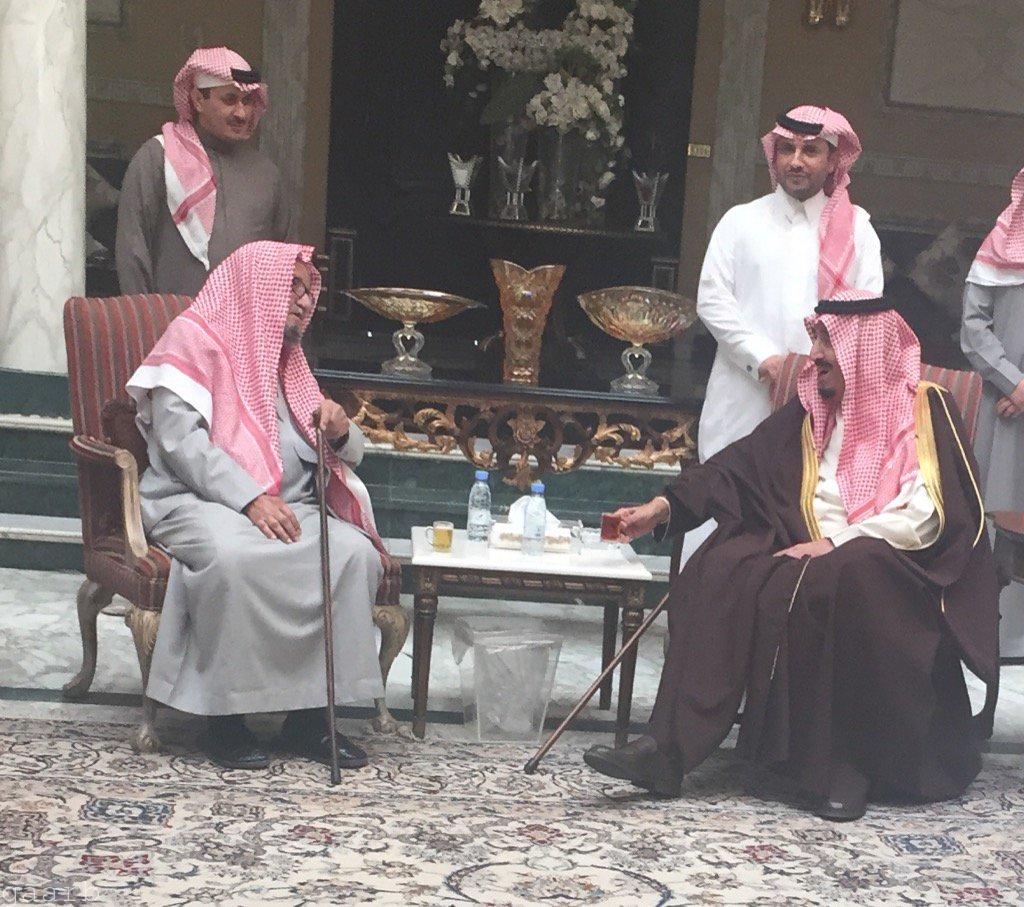 خادم الحرمين الشريفين يزور الشيخ ناصر الشثري في منزله - غرب الإخبــارية
