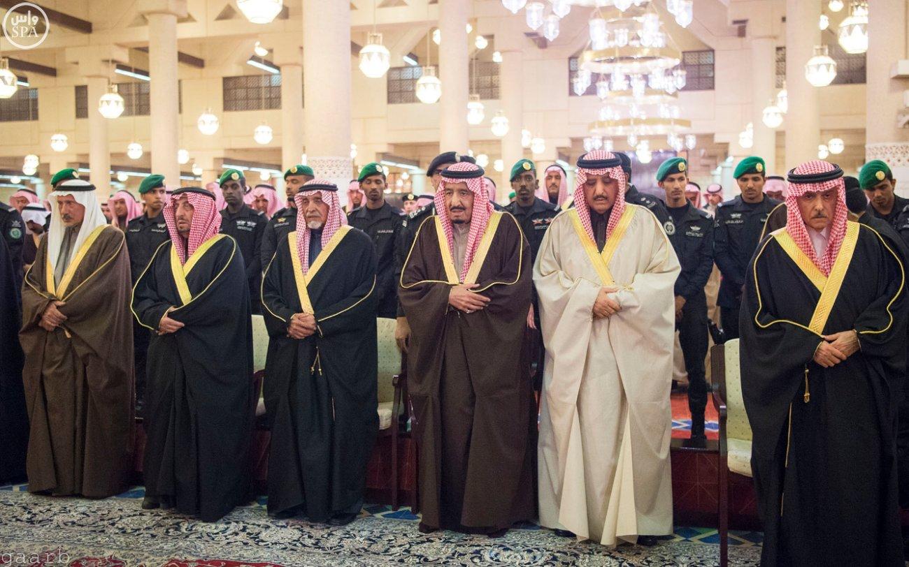 خادم الحرمين الشريفين يؤدي صلاة الميت على صاحب السمو الأمير سعود بن محمد بن عبدالعزيز
