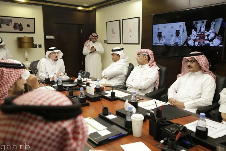 وزير العمل يتواصل مع عملاء الوزارة في مكة والمدينة عبر خدمة "الاتصال المرئي"