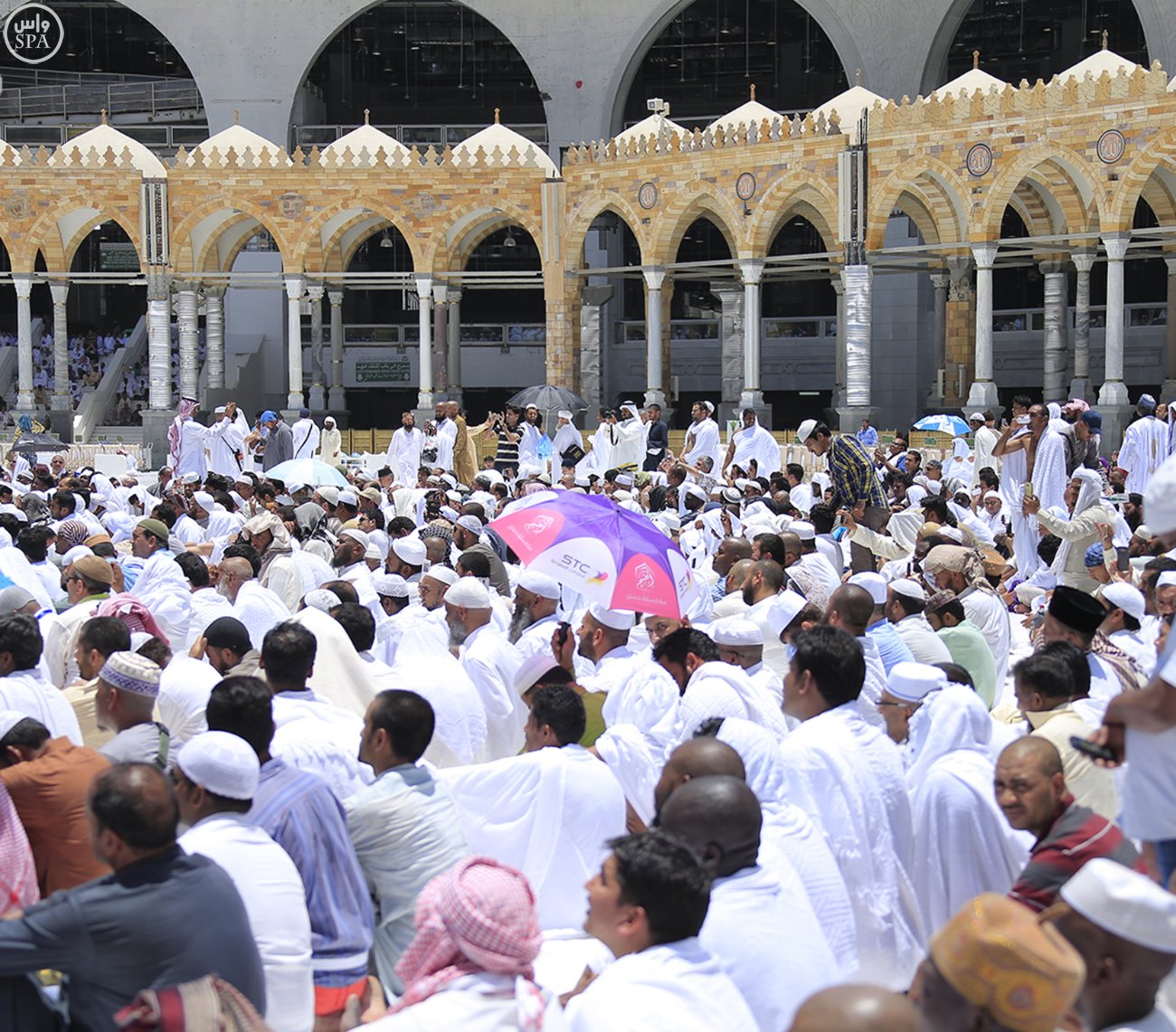 ضيوف الرحمن يؤدون أول صلاة جمعة بالمسجد الحرام بعد شهر رمضان المبارك