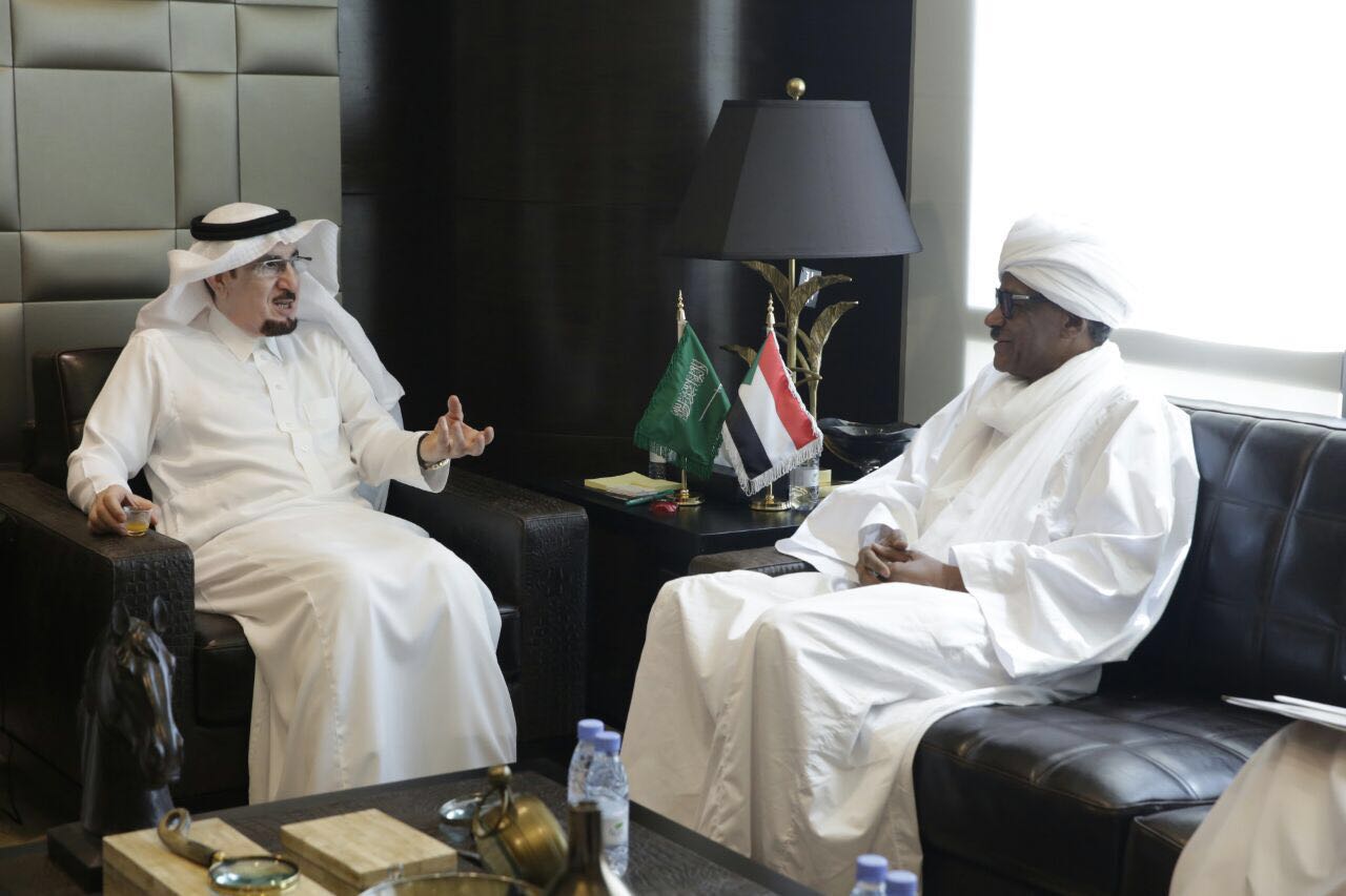 الحقباني يبحث مع السفير السوداني تعزيز التعاون الثنائي في مجالات العمل