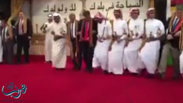 القنصل الأميركي في جدة يؤدي رقصة شعبية سعودية