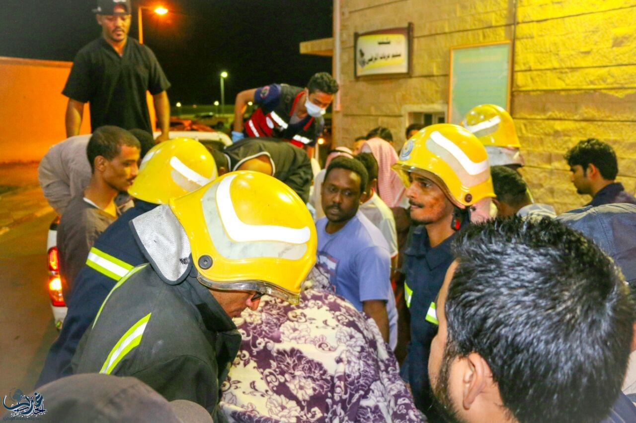 الدفاع المدني بمحافظة ضمد ينقل ثلاثيني مصاب بالسمة للمستشفى
