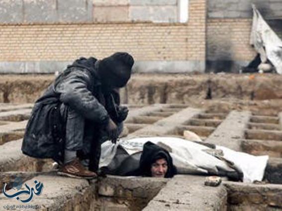 صور لمشردين يعيشون في مقابر تصدم الإيرانيين