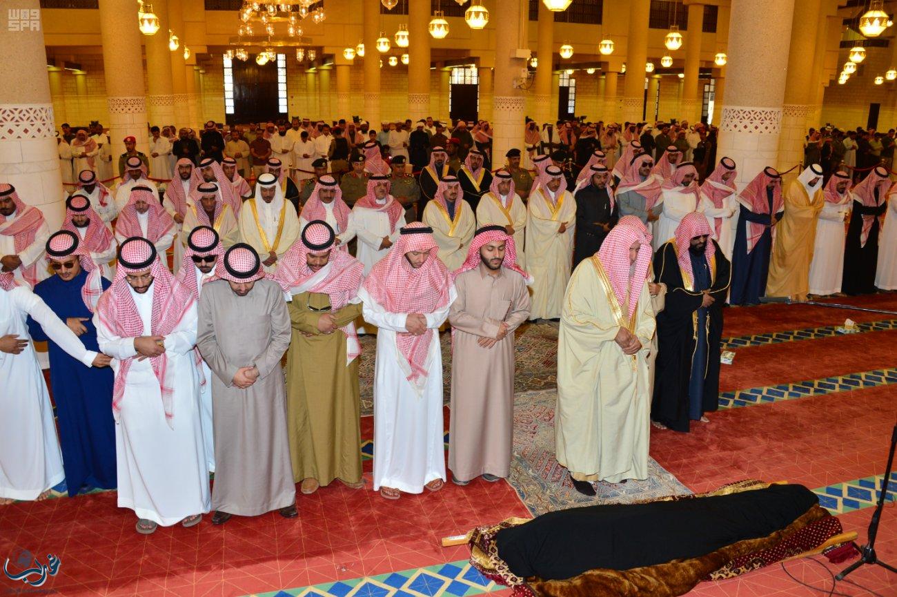أمير الرياض يؤدي صلاة الميت على سمو الأميرة دليل بنت عبدالله رحمها الله