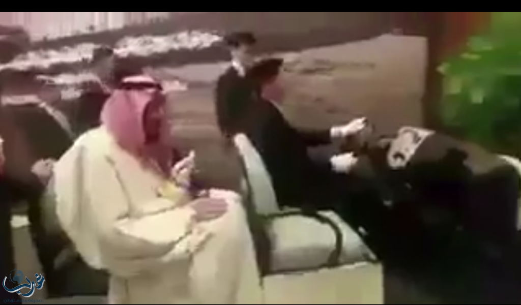 فرقة موسيقية تفاجأ الملك سلمان بعزف المعزوفة المحببة لديه لحظة مروره مع رئيس الصين "شاهدالفيديو"