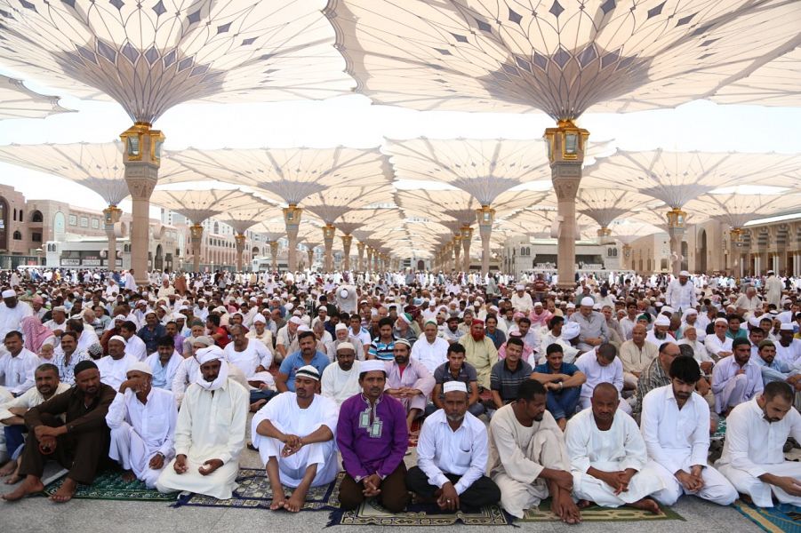 أكثر من نصف مليون مصل يؤدون أول جمعة في العيد الفطر بالمسجد النبوي