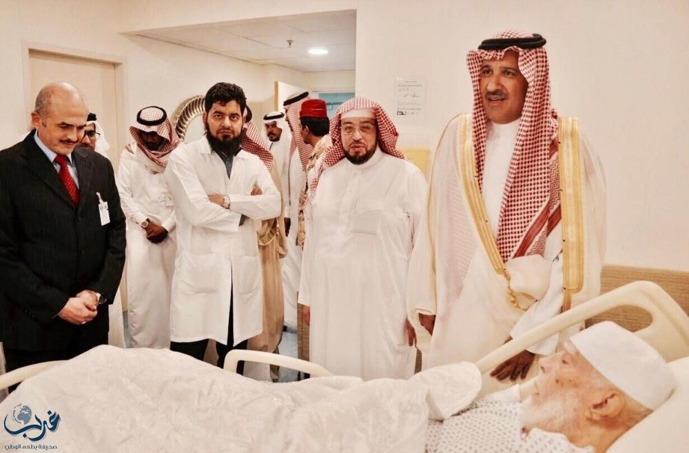 أمير منطقة المدينة المنورة فيصل بن سلمان يطمئن على صحة الشيخ أبوبكر الجزائري