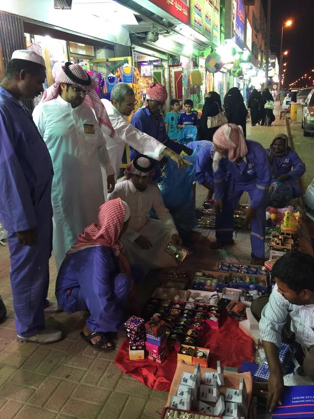 محافظة بقيق تضبط مخالفي بيع الألعاب النارية الجائلين على المتعدين على الأرصفة والطرقات