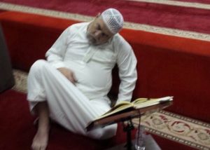 مؤذن في جدة يلفظ أنفاسه وهو يحتضن القرآن الكريم أثناء صلاة الفجر