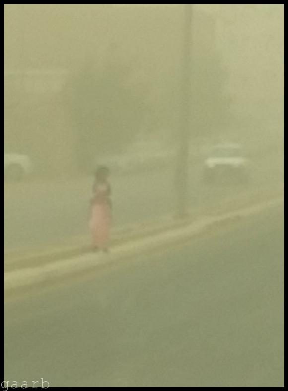 طالبة تقف حائرة وسط غبار جدة .. وإدارة التعليم تلتزم الصمت