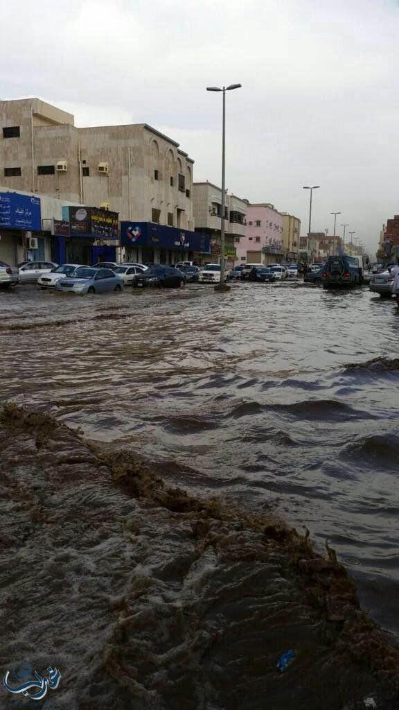 مواطنون ومقيمون يطالبون برصد تجمع المياه بعد الامطار