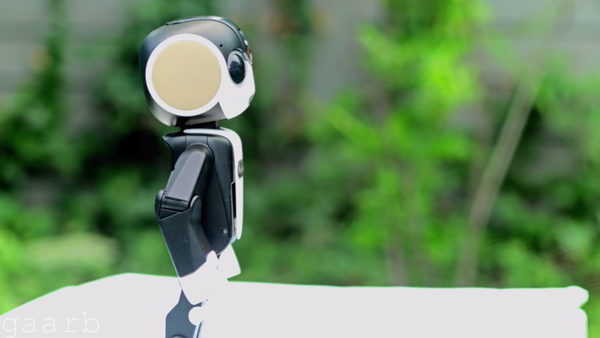 شركة شارب : تعرض نموذجاً لروبوت يمكنه أن يتحول إلى هاتف ذكي أو هو هاتف ذكي