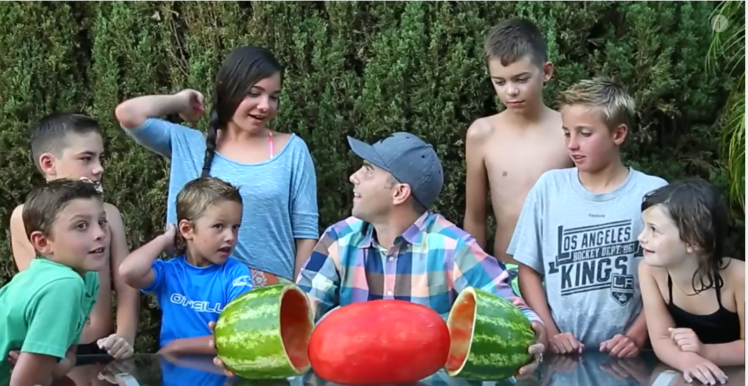 خدعة تقشير البطيخ تستقطب 9 مليون مشاهدة في غضون 3 أيام !! "فيديو"