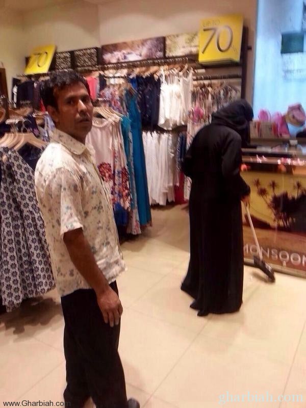 عامل آسيوي يامر سعودية بتنظيف محل يثير مغردي "تويتر"