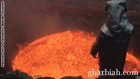 مغامر يغوص في أعماق بركان ملتهب ليلتقط "سيلفي"! فيديو