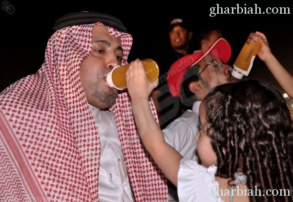 صورة لرجال يمارسون الرضاعة في مهرجان ربيع الأحساء تثير انتقادات على تويتر