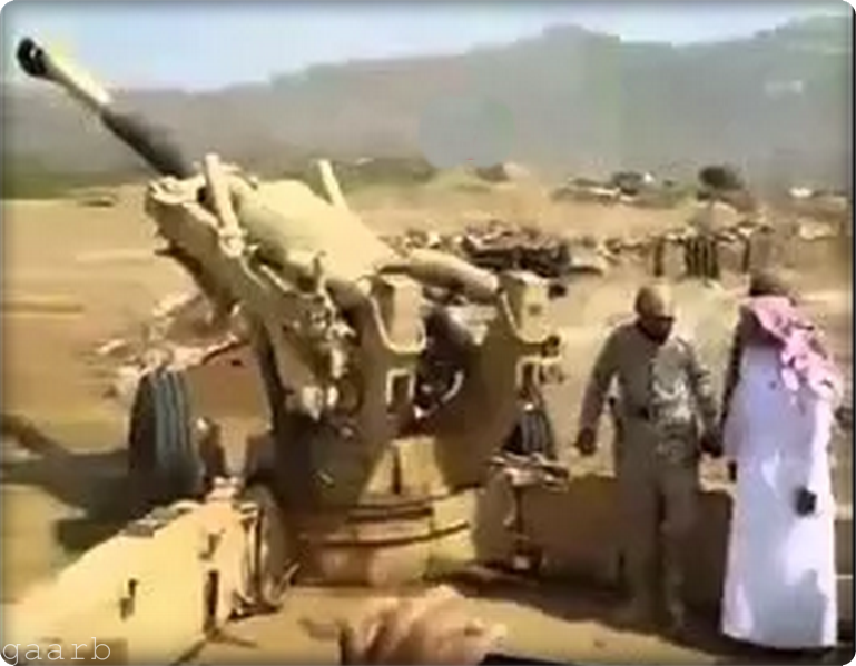 أمام الحرم الشيخ صالح بن حميد يقصف مواقع الحوثيين بالمدفعية.