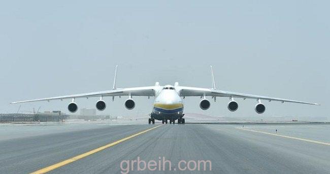 هبوط أكبر طائرة شحن في العالم بمطار أبوظبي