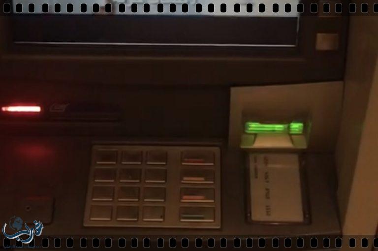 بالفيديو: مواطن يكتشف حيلة خبيثة لسرقة الأموال موجودة في جهاز صراف بجده