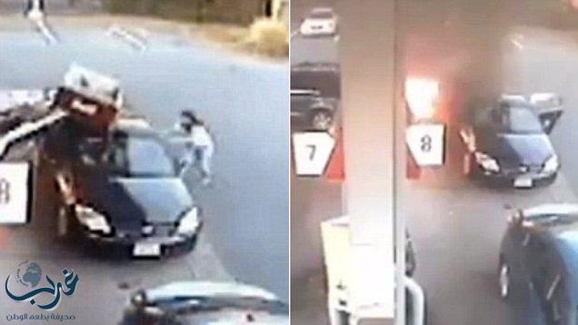 فيديو: شجاعة أم تنقذ أطفالها قبل لحظات من احتراق سيارتهم داخل محطة وقود
