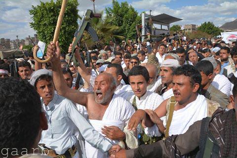 مسلحي الحوثي يؤدون مناسك الحج والعمرة في شوارع العاصمة بصورة مثيرة للاشمئزاز..(شاهد الصور+الفيديو)