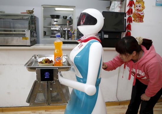 بالصور:روبوت ذكي جديد يعمل نادلة فى مطعم بالصين