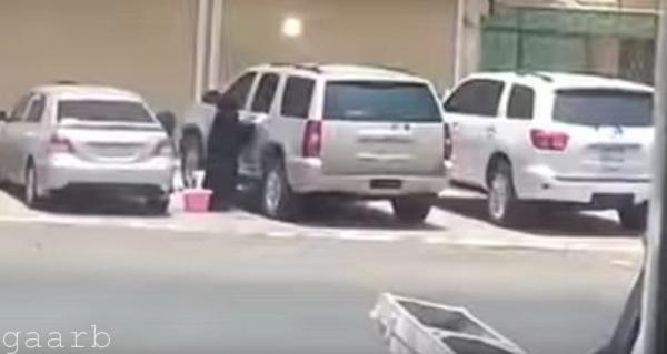 إمرأتان تغسلان سيارة بأحد أحياء المملكة "فيديو "