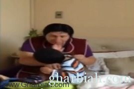 خادمة تعذب طفل بقسوة وبكل وقاحة! " فيديو"