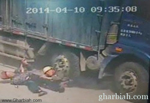 سبعيني يضحي بحياته لإنقاذ ابنه من تحت عجلات شاحنة! "فيديو + صور"