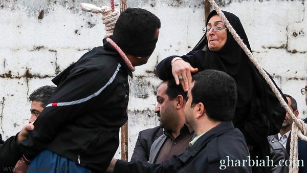 أم إيرانية تصفع قاتل ابنها.. وتنقذه من حبل المشنقة! " صور "