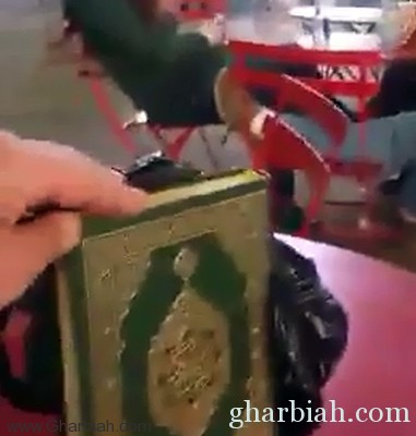 عربي يمزّق القرآن و"يدعس" عليه في نيويورك