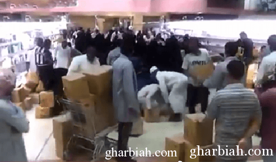 فيديو: سعودي يوزع بضاعة سوبر ماركت مجاناً بعد حصوله على تعويض نزع ملكية أرض