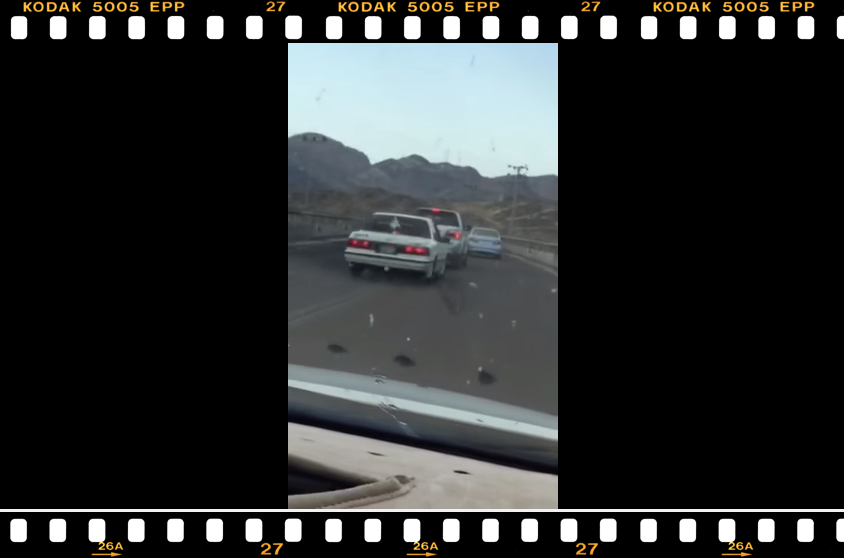 بالفيديو.: شجار بالسيارات بين سائقين على احدى الطرق في منطقة المدينة