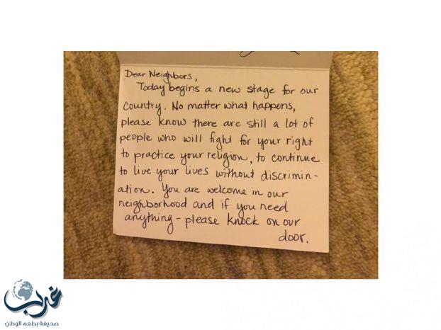 أمريكي مسلم يتفاجأ برسالة من جيرانه معلقة على باب منزله