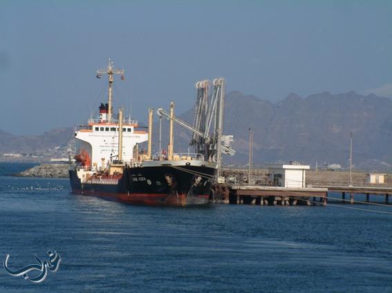 مليشيا الحوثي تحتجز 34 سفينة إغاثية في الحديدة والصليف