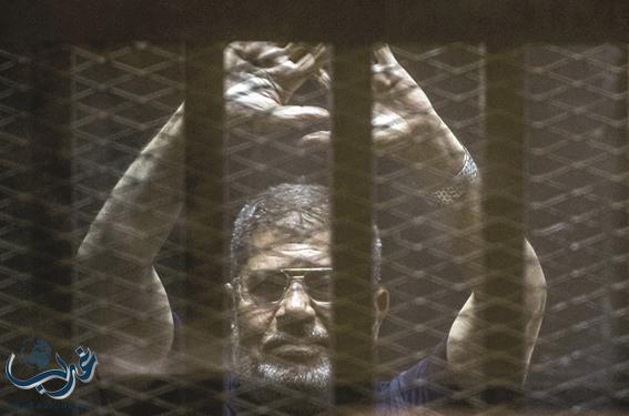 مرسي يخلع البدلة الحمراء نهائياً
