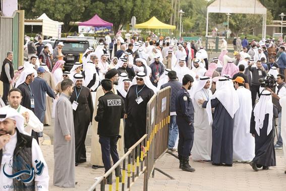 الكويتيون يصوتون بانتخابات مجلس الأمة تحت الأمطار