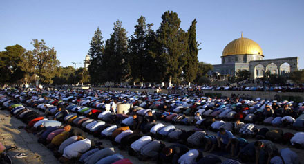 300 ألف فلسطيني يؤدون الجمعة الثانية من رمضان في المسجد الأقصى