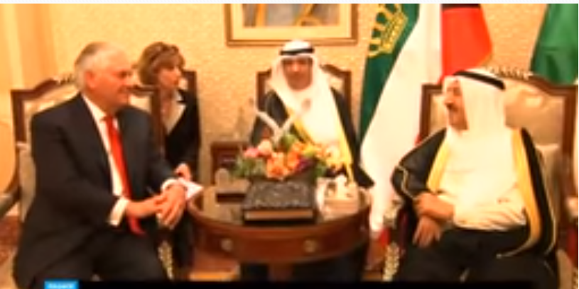 وزير الخارجية الأمريكي يلتقي أمير الكويت ويدعو إلى حل الأزمة الخليجية عبر الحوار