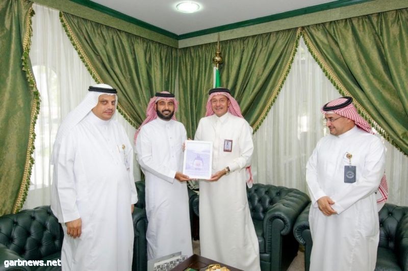 معلم سعودي يرفع شعار الهيئة الملكية على قمة إيفرست