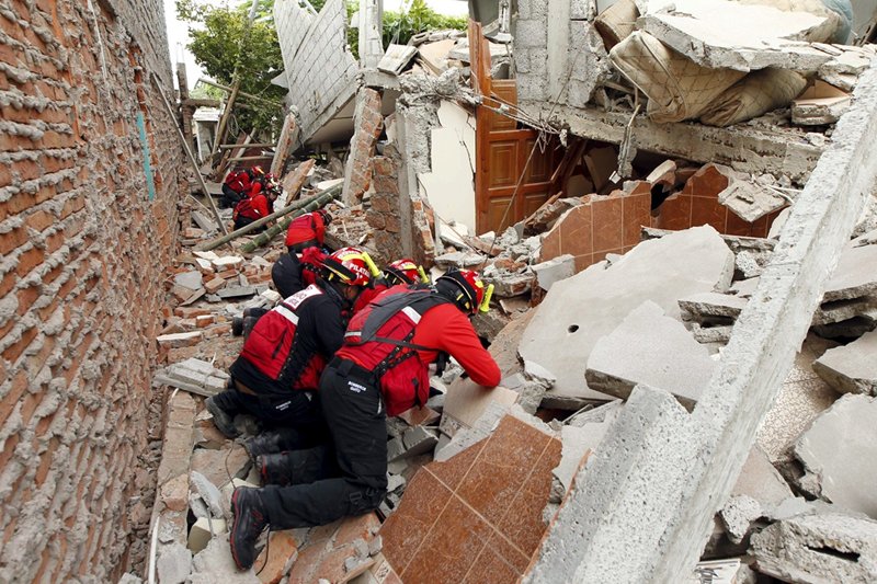 بالصور .. مقتل 235 شخصا وإصابة 1557 آخرين في زلزال عنيف بالإكوادور