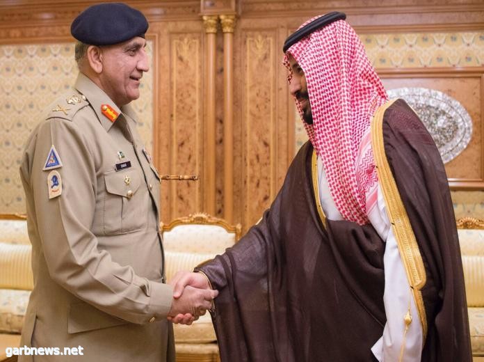 ولي العهد يستعرض مع قائد الجيش الباكستاني العلاقات الثنائية