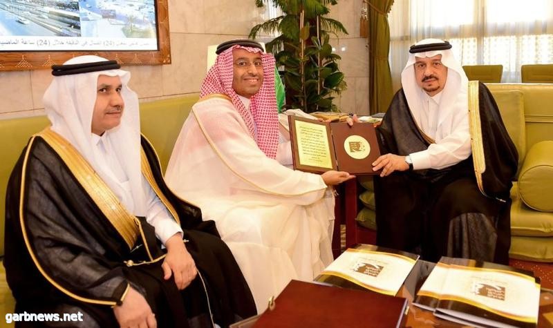 "النادي الأدبي" يمنح أمير منطقة الرياض العضوية الفخرية