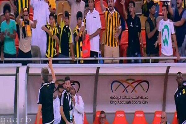 فيديو: جماهير الاتحاد ترشق لاعبي الاهلي و مدربهم  بعلب المياه