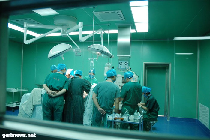الزميلة الإعلامية “رهف ذياب” على السرير الأبيض لإجراء عملية جراحية
