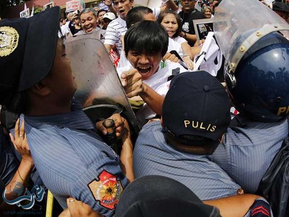 سيارة تابعة للشرطة الفلبينية تصدم متظاهرين ضد أمريكا